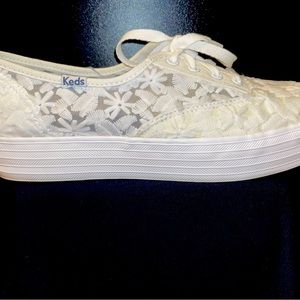 Women’s size 8.5 white Keds triple kick floral embroidered sneakers. Worn once!